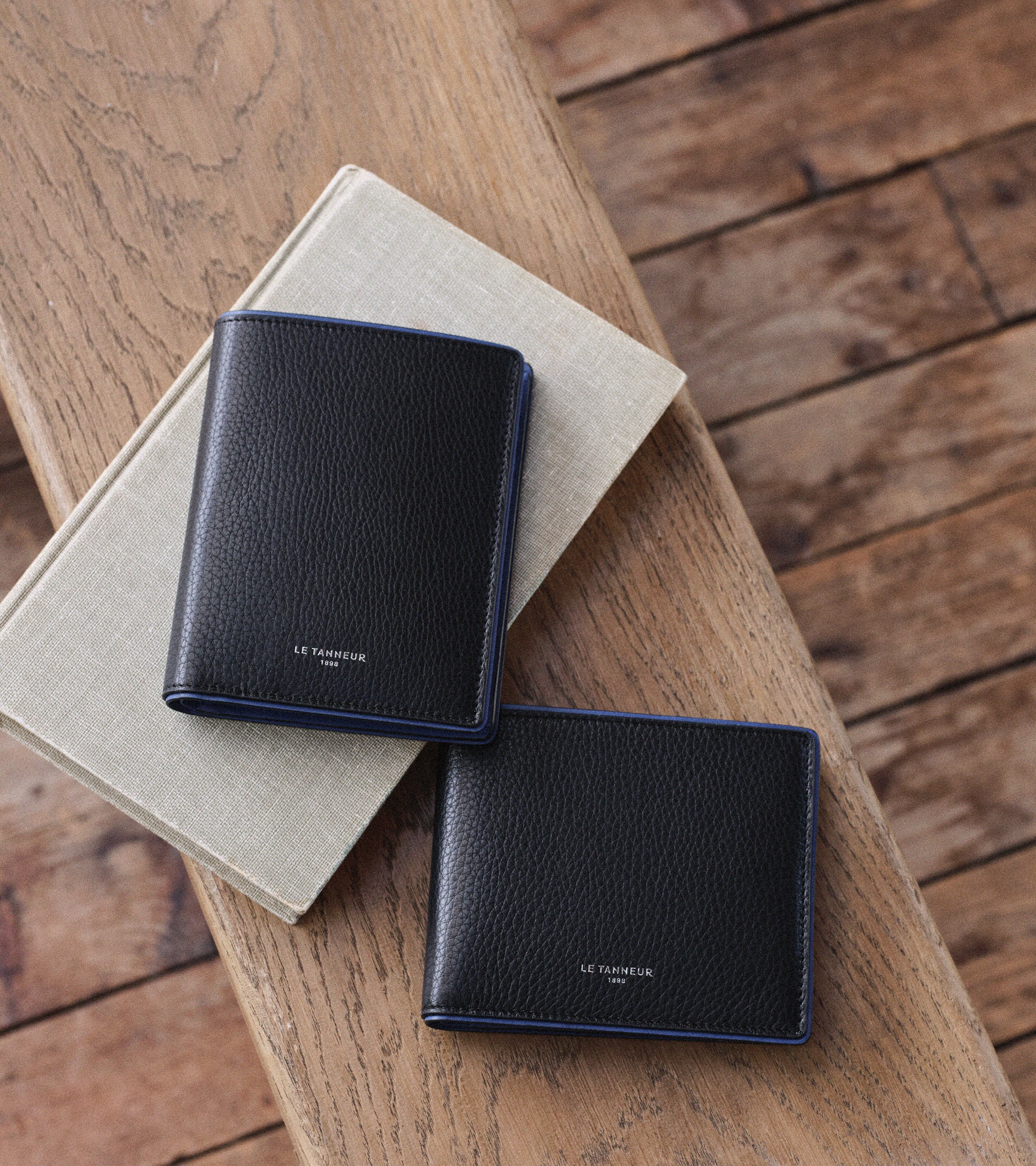 Augustin horizontal flap pocket wallet in grained leather - Image 5