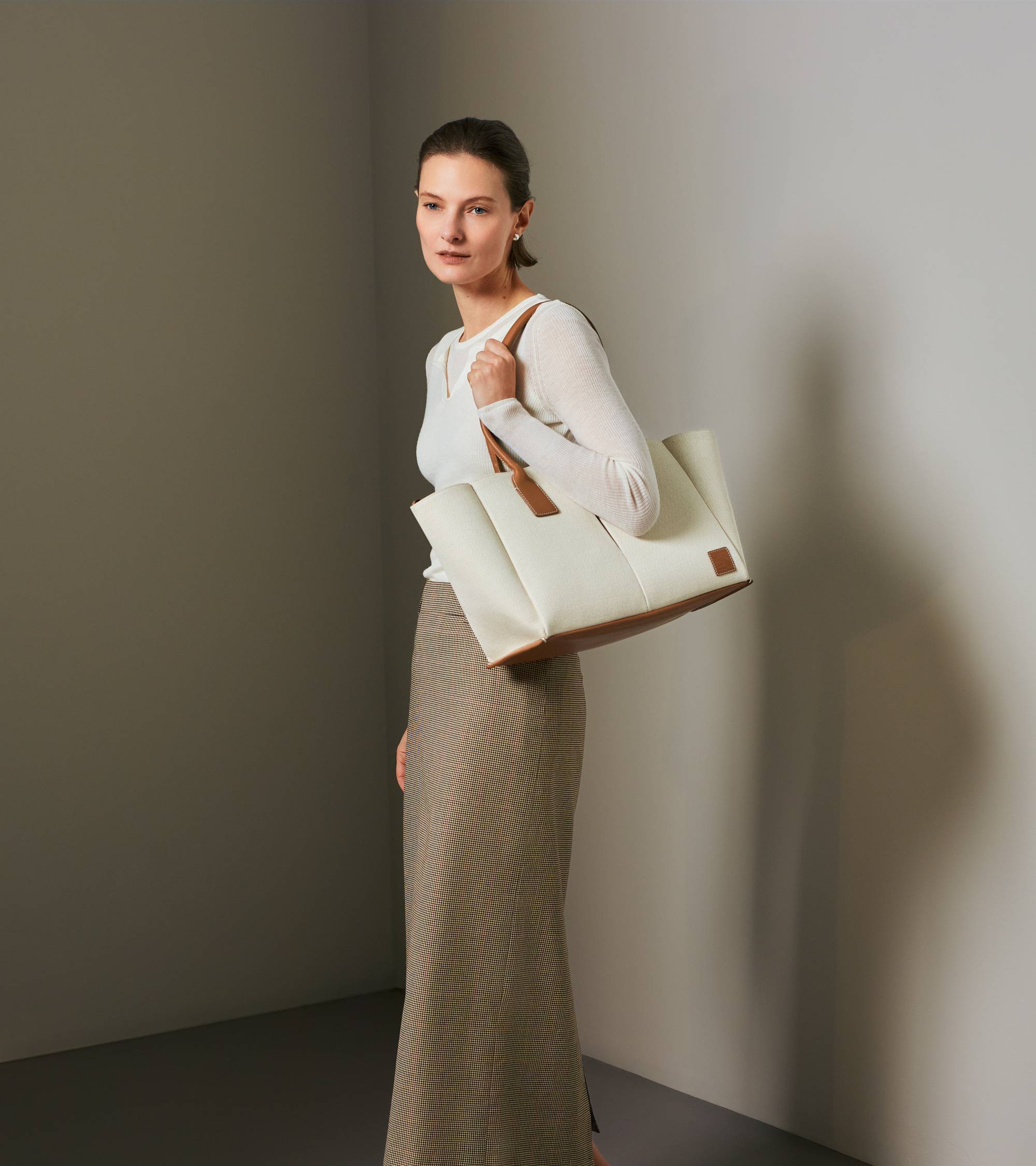 Elena large tote bag in cotton canvas and grained leather - Image 6