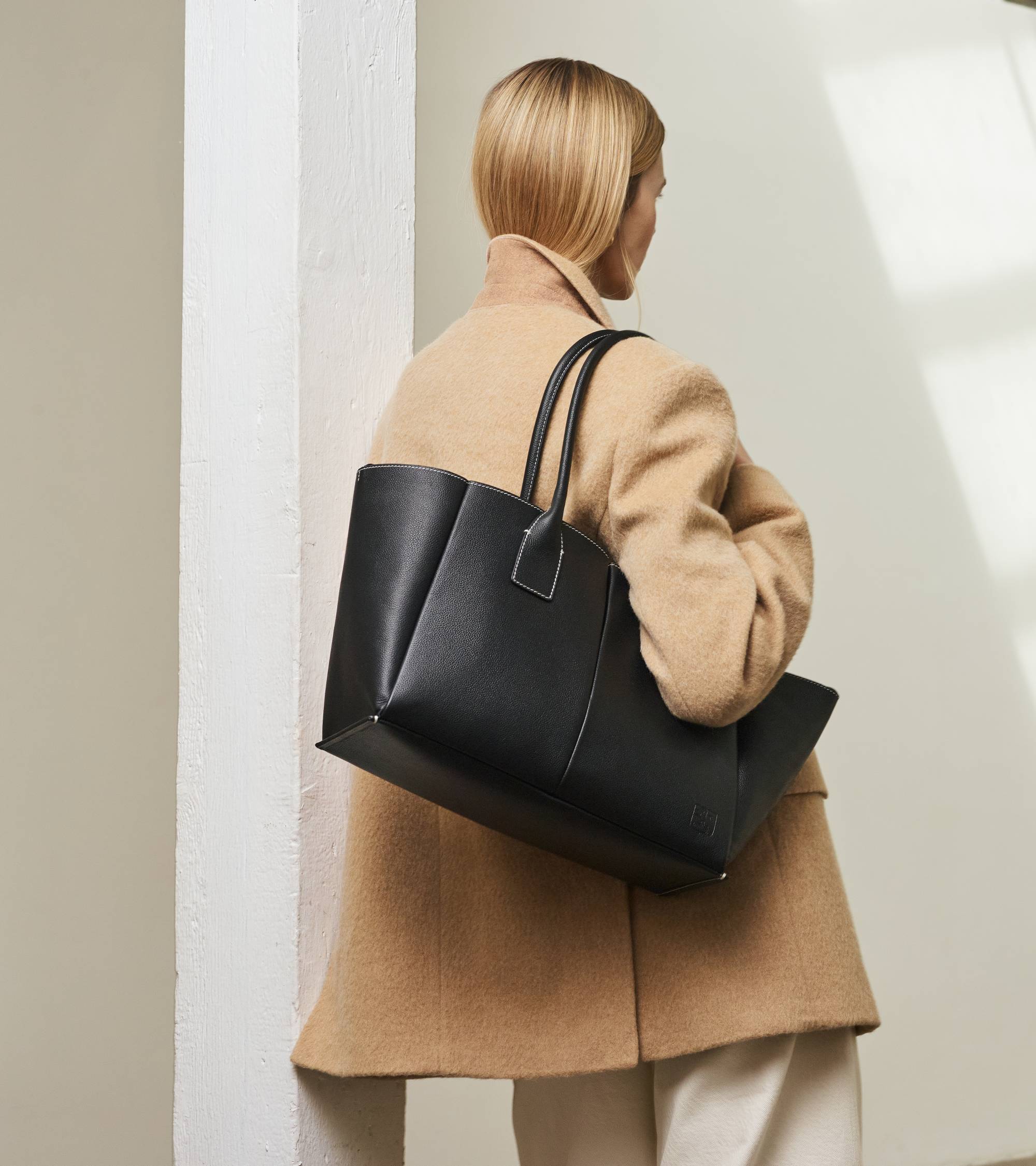 Elena large tote bag in grained leather - Image 2