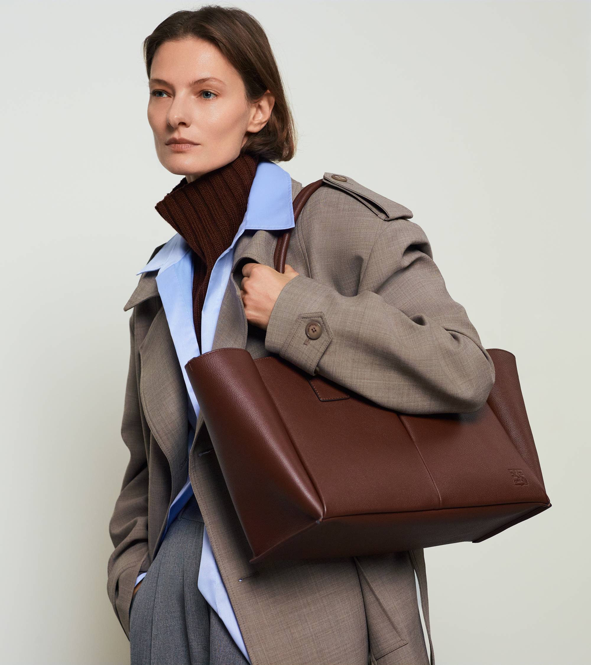 Elena large tote bag in grained leather - Image 6