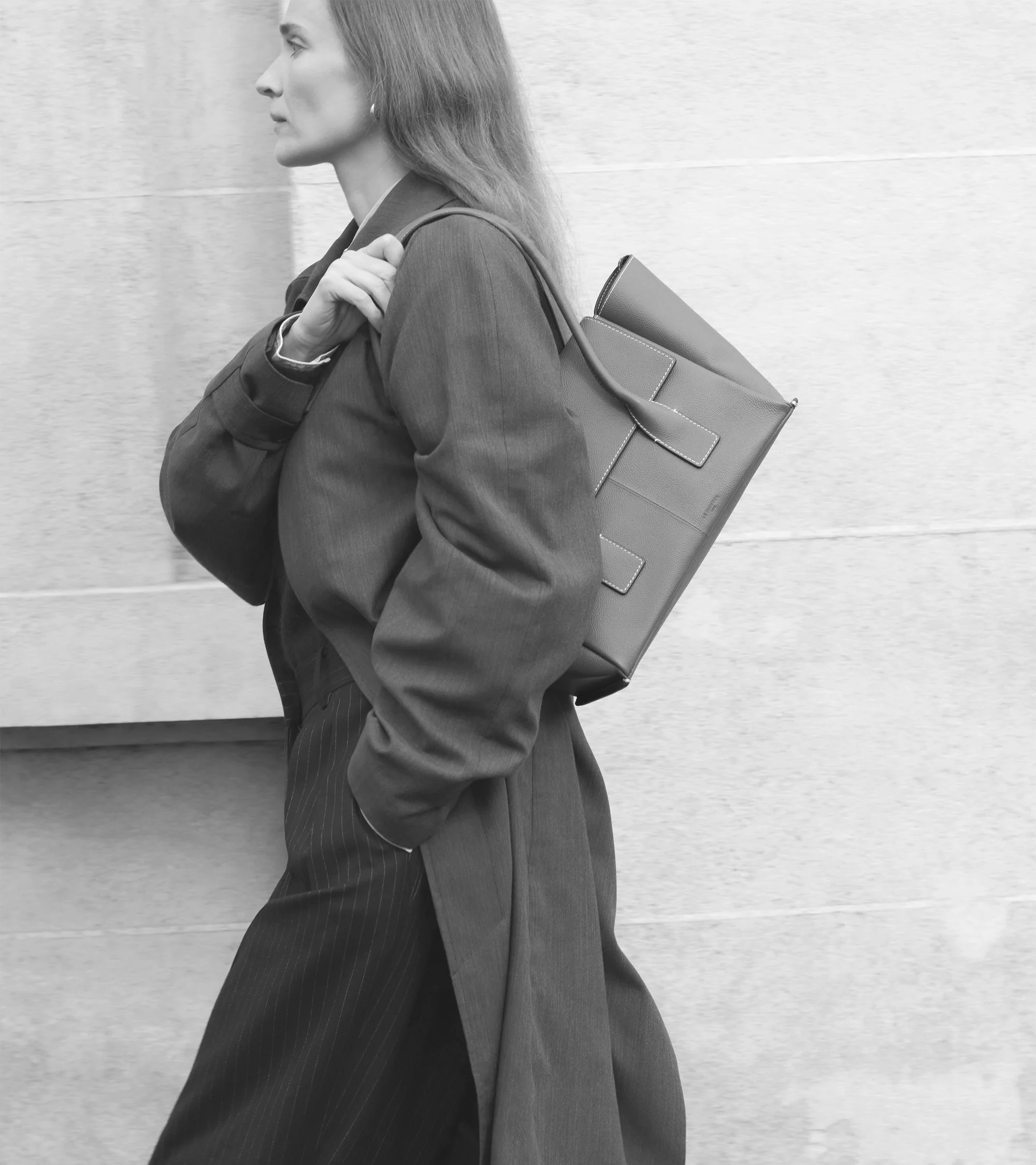 Medium tote bag with flap in grained leather - Image 2