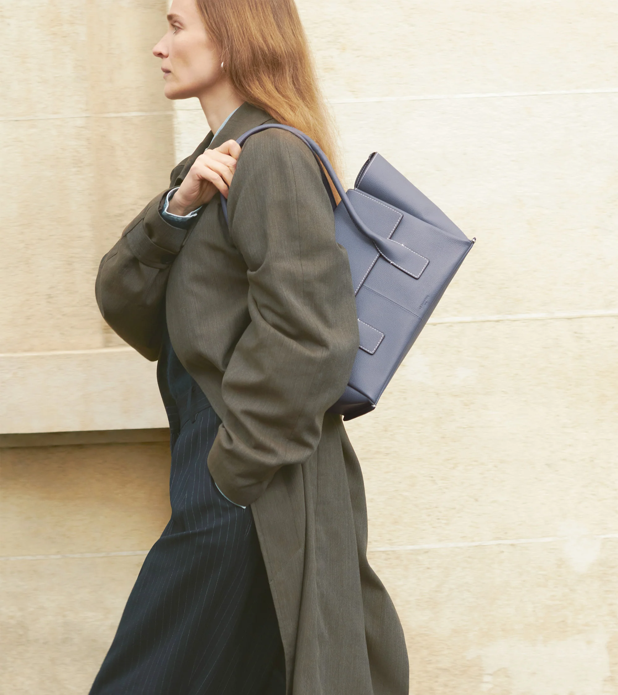 Elena medium tote bag with flap, in grained leather - Image 2
