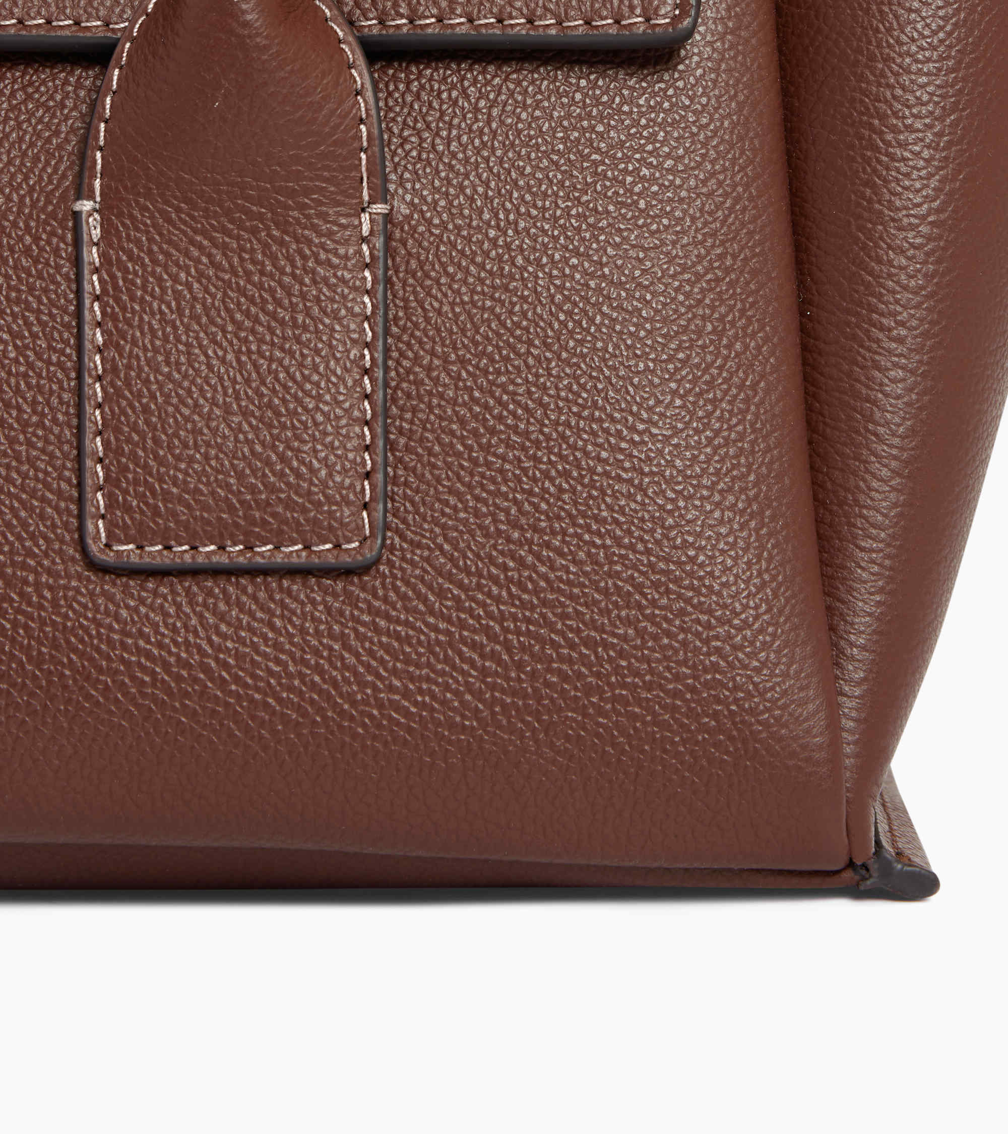Medium tote bag with flap in grained leather - Image 3