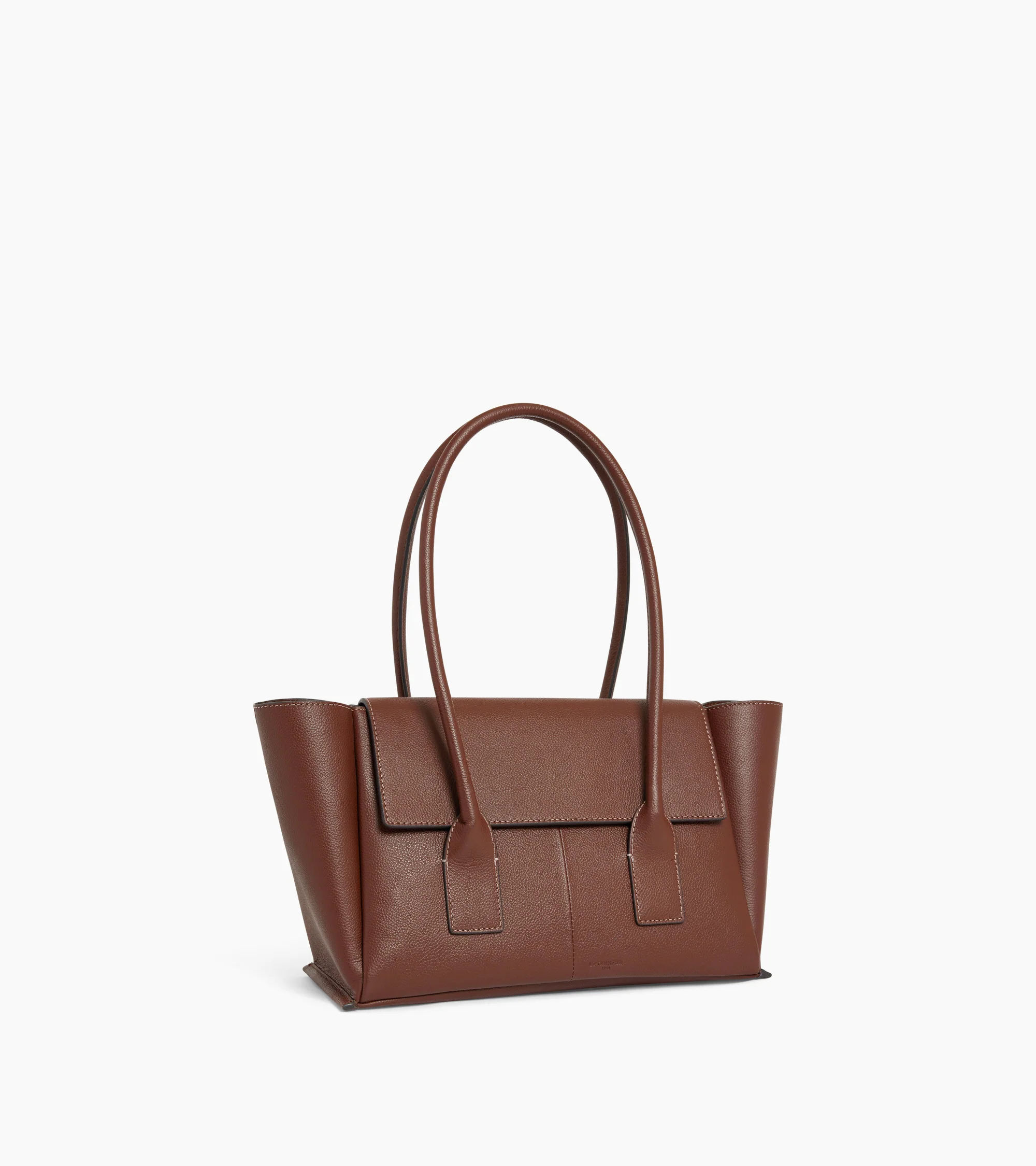Medium tote bag with flap in grained leather - Image 5