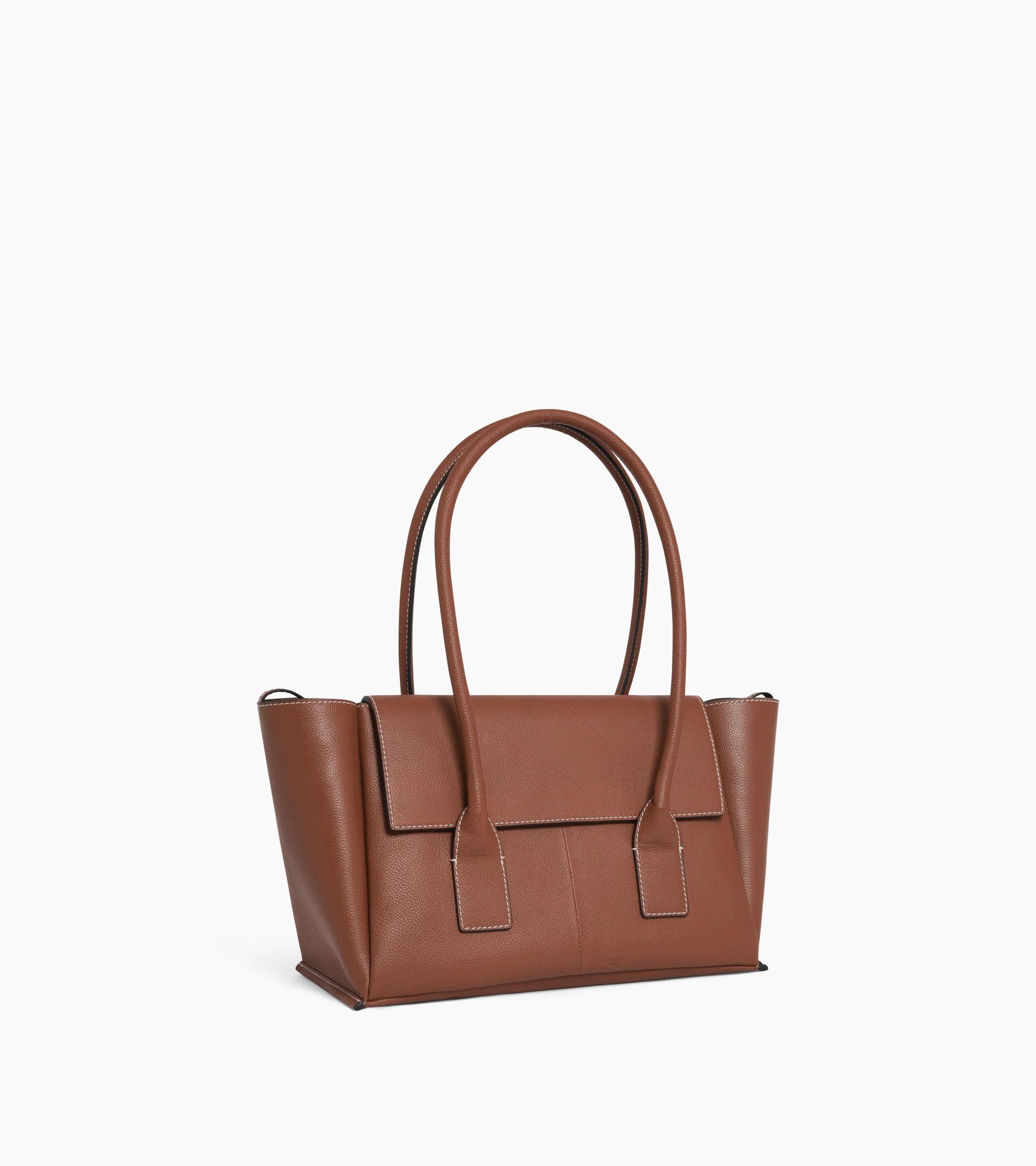Medium tote bag with flap in grained leather - Image 5