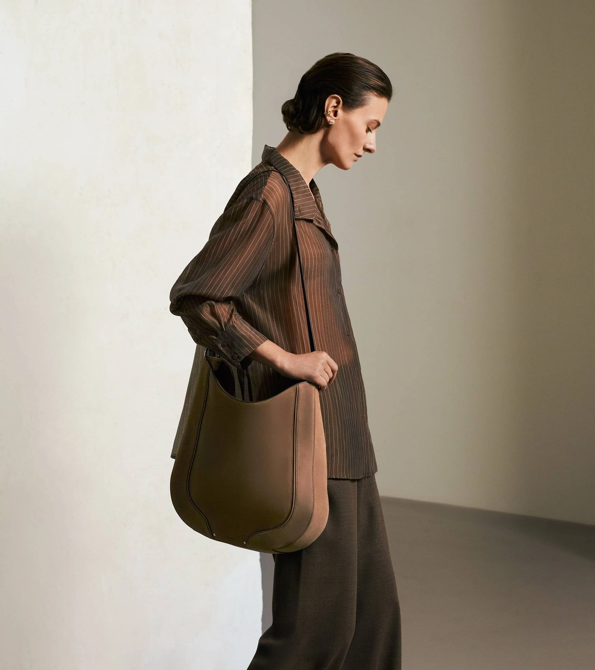 Ella medium hobo bag in smooth leather and nubuck - Image 7