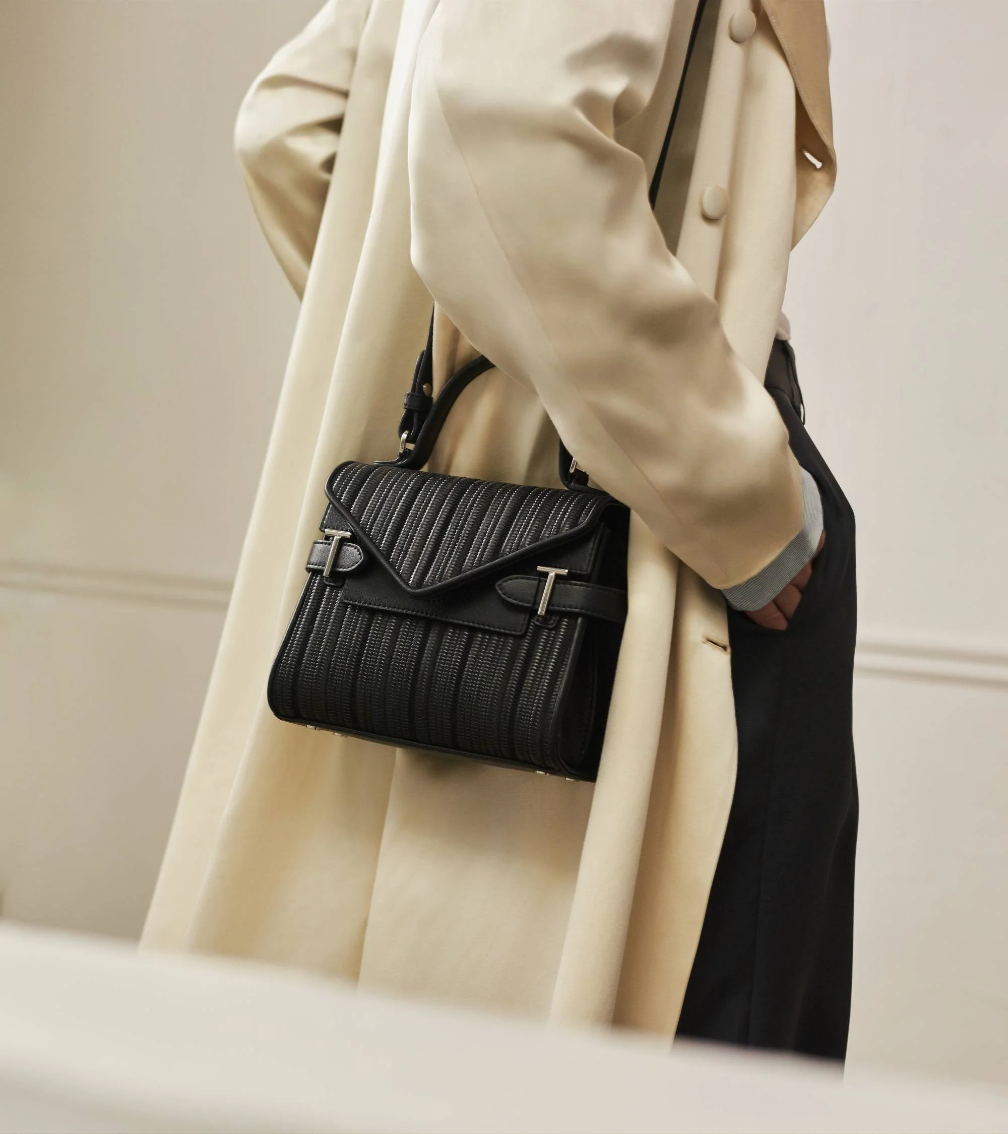 Emilie small handbag with double-flap in braided recycled leather - Image 2