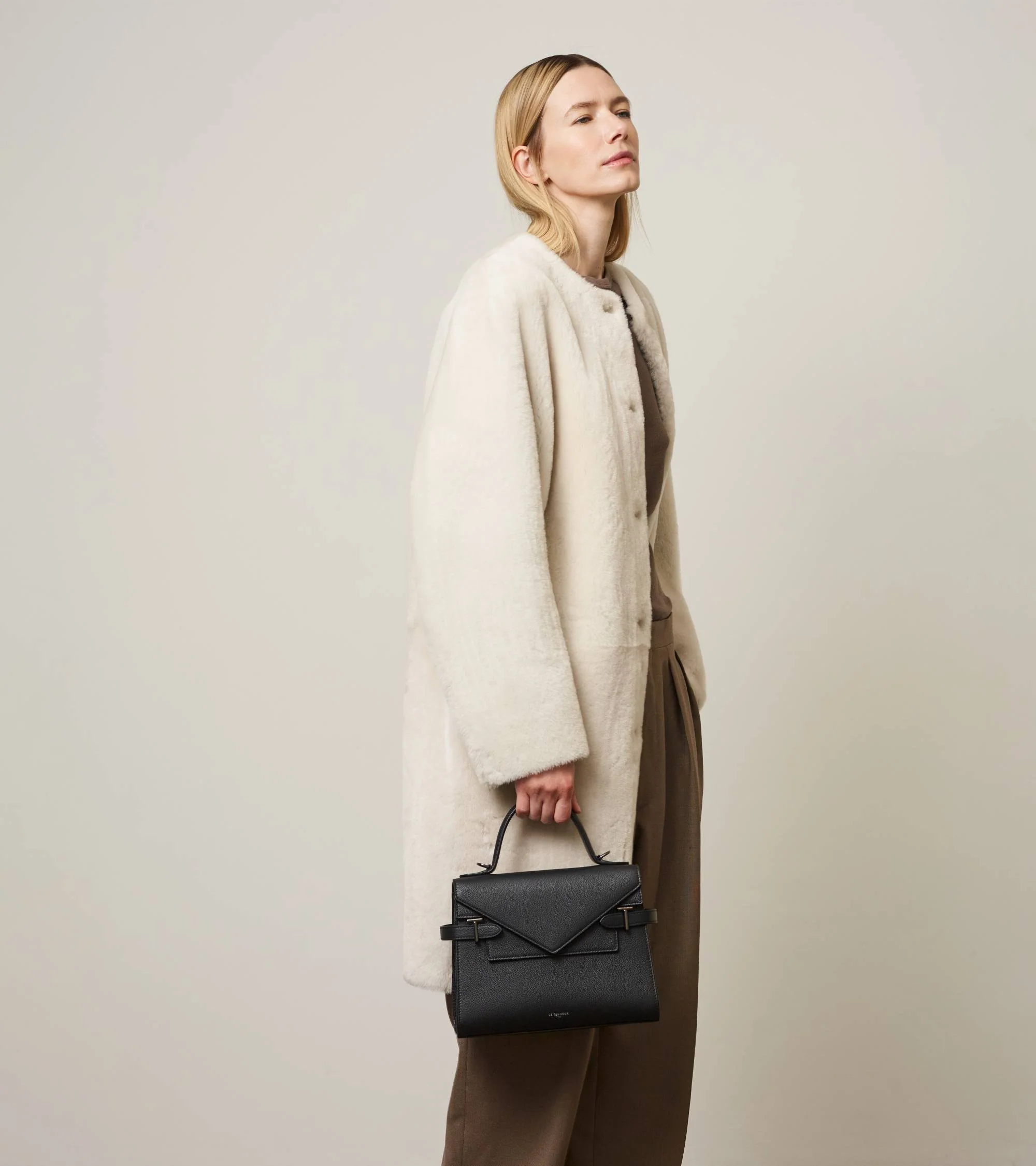 Emilie medium handbag with double flap in grained leather - Image 9