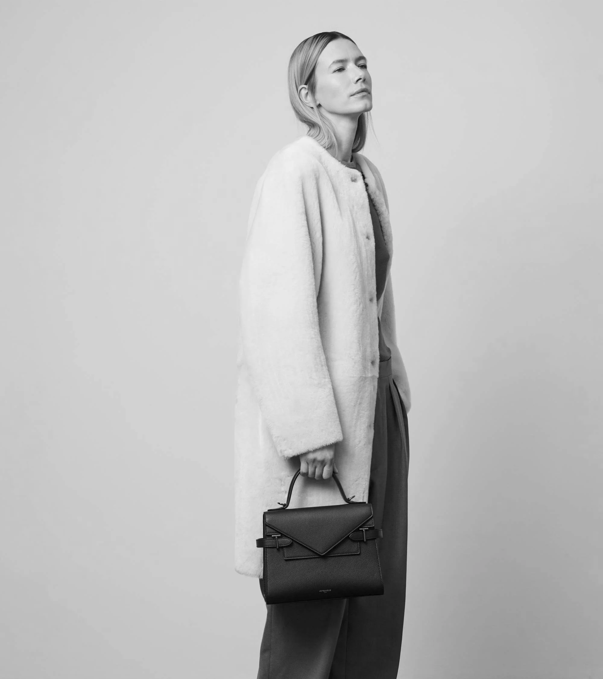 Emilie medium handbag with double flap in grained leather - Image 9