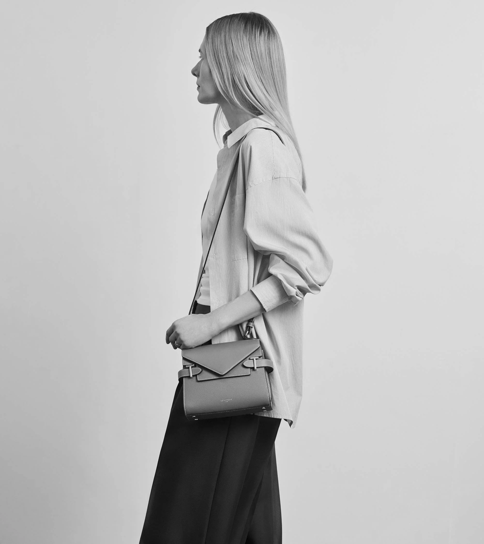 Emilie small handbag with double flap in grained leather - Image 9