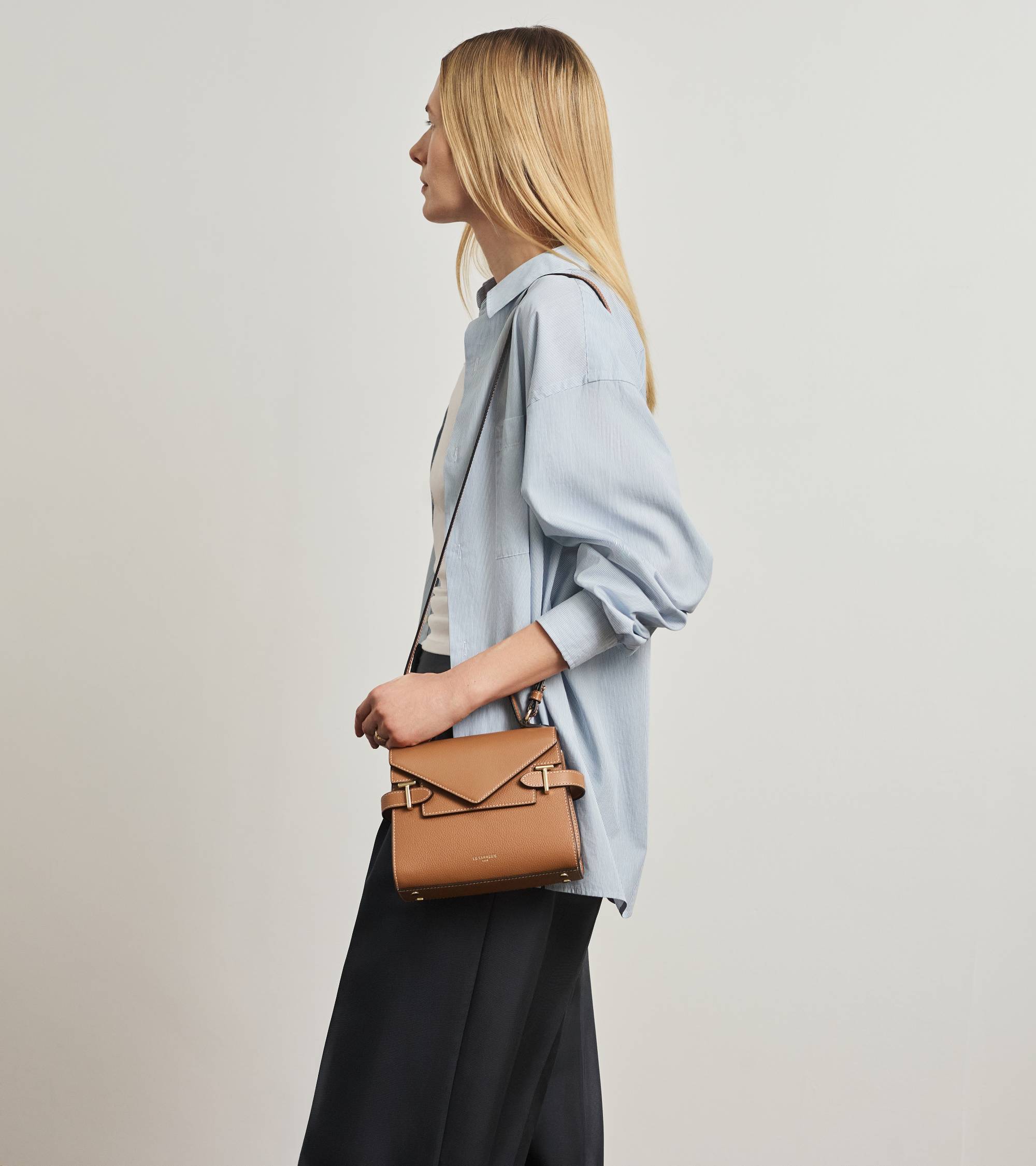 Emilie small handbag with double flap in grained leather - Image 9