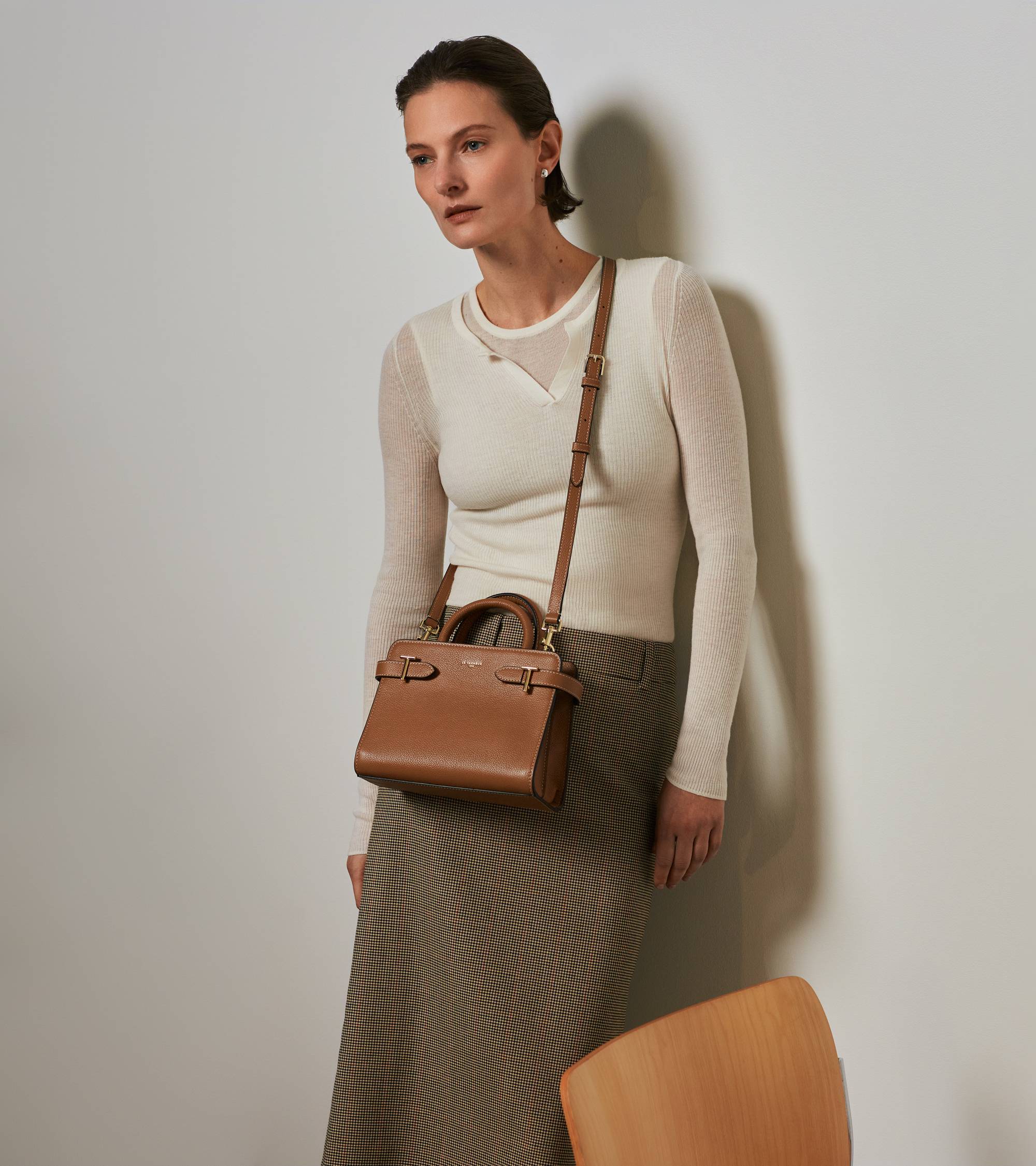 Emilie small handbag in grained leather - Image 6