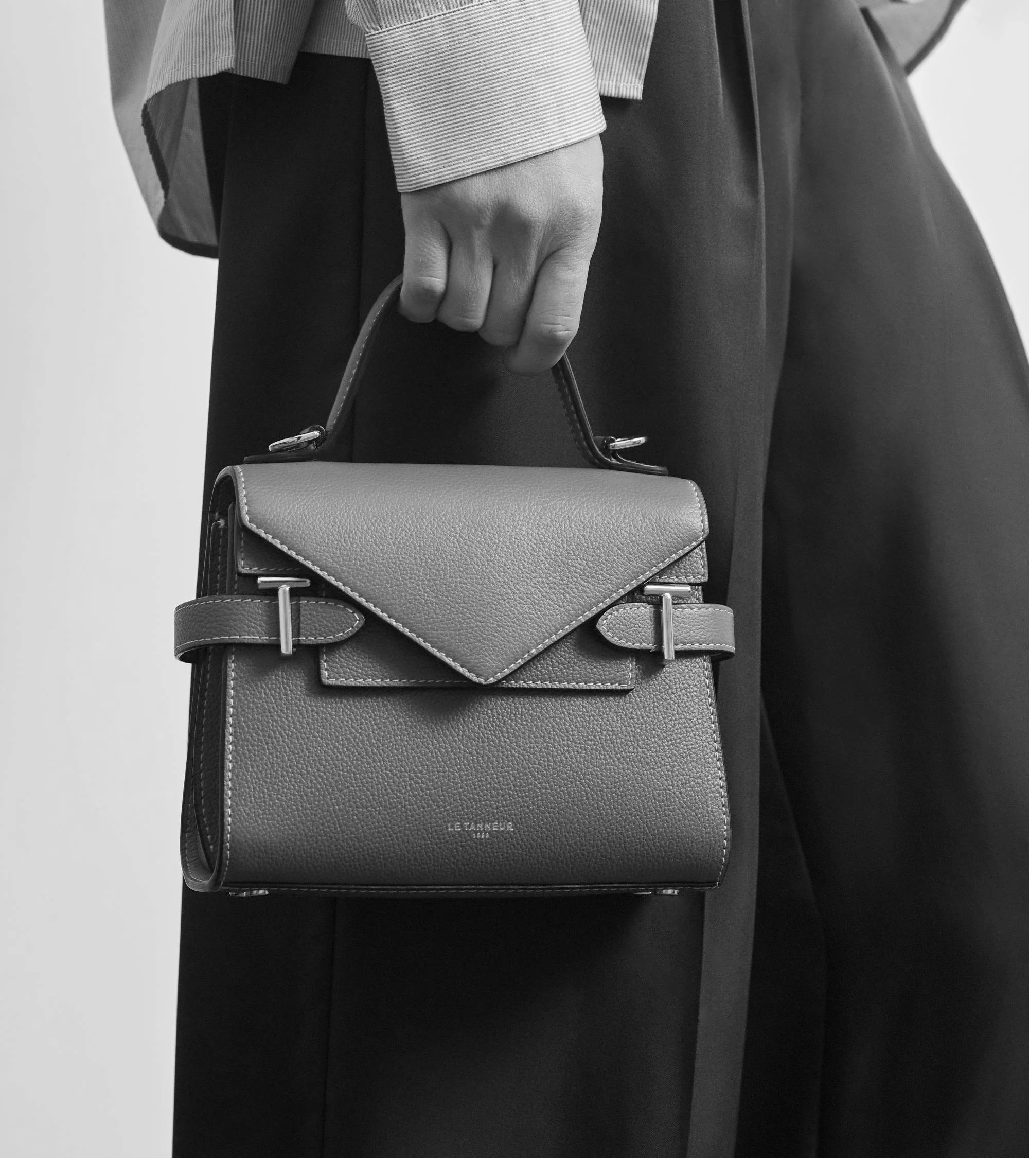 Emilie small handbag with double flap in grained leather - Image 2