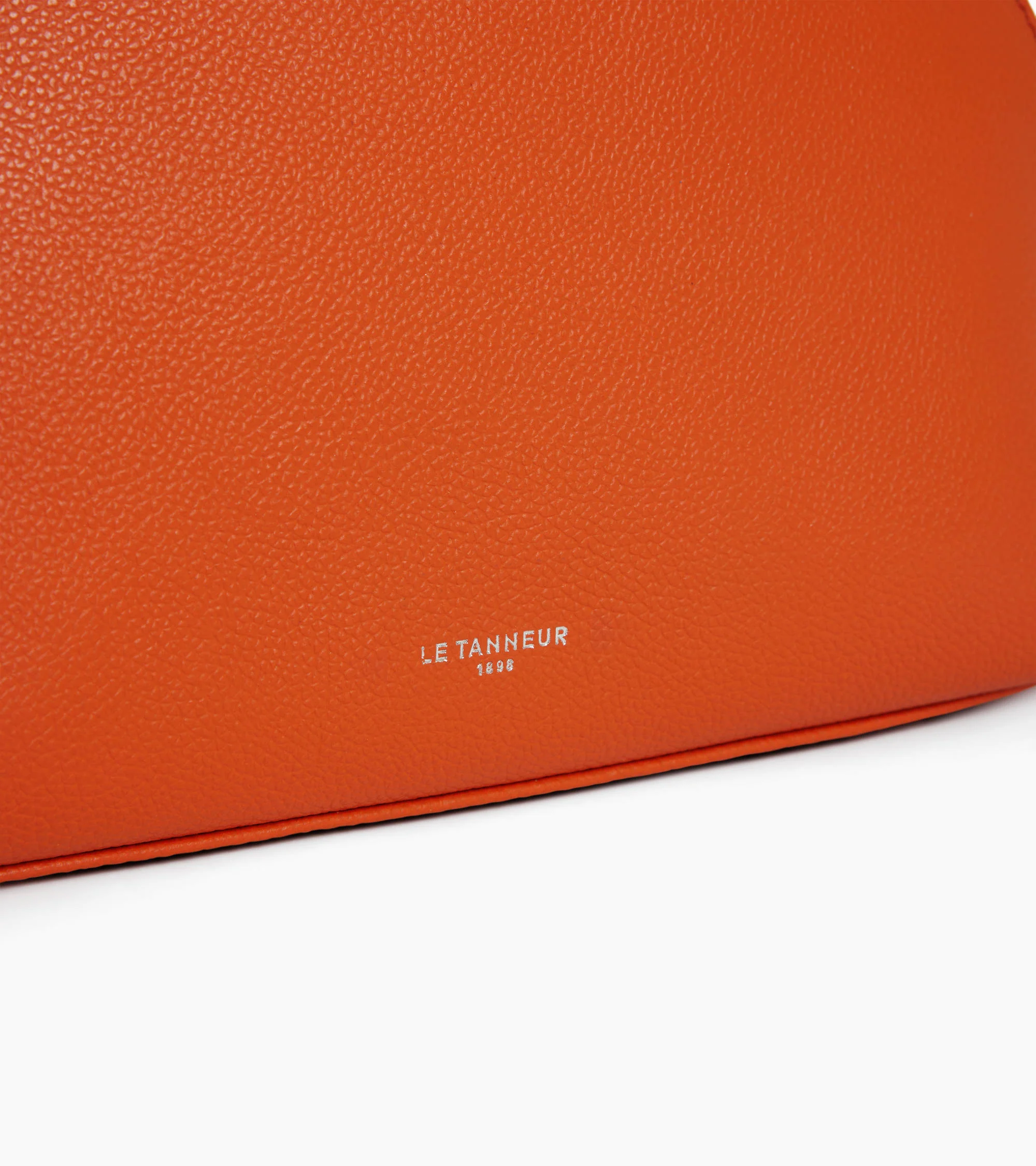 Half-moon toiletry bag in grained leather - Image 2