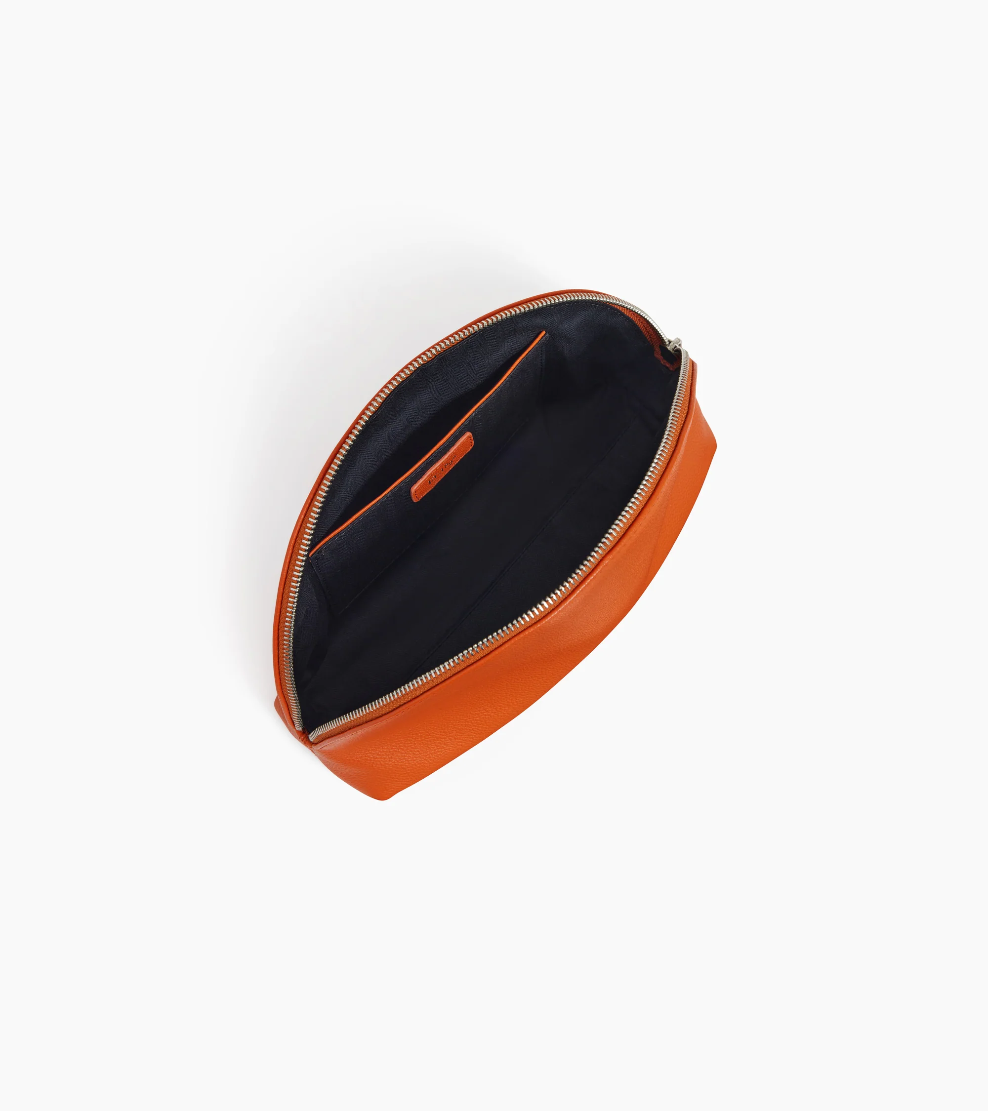 Half-moon toiletry bag in grained leather - Image 3