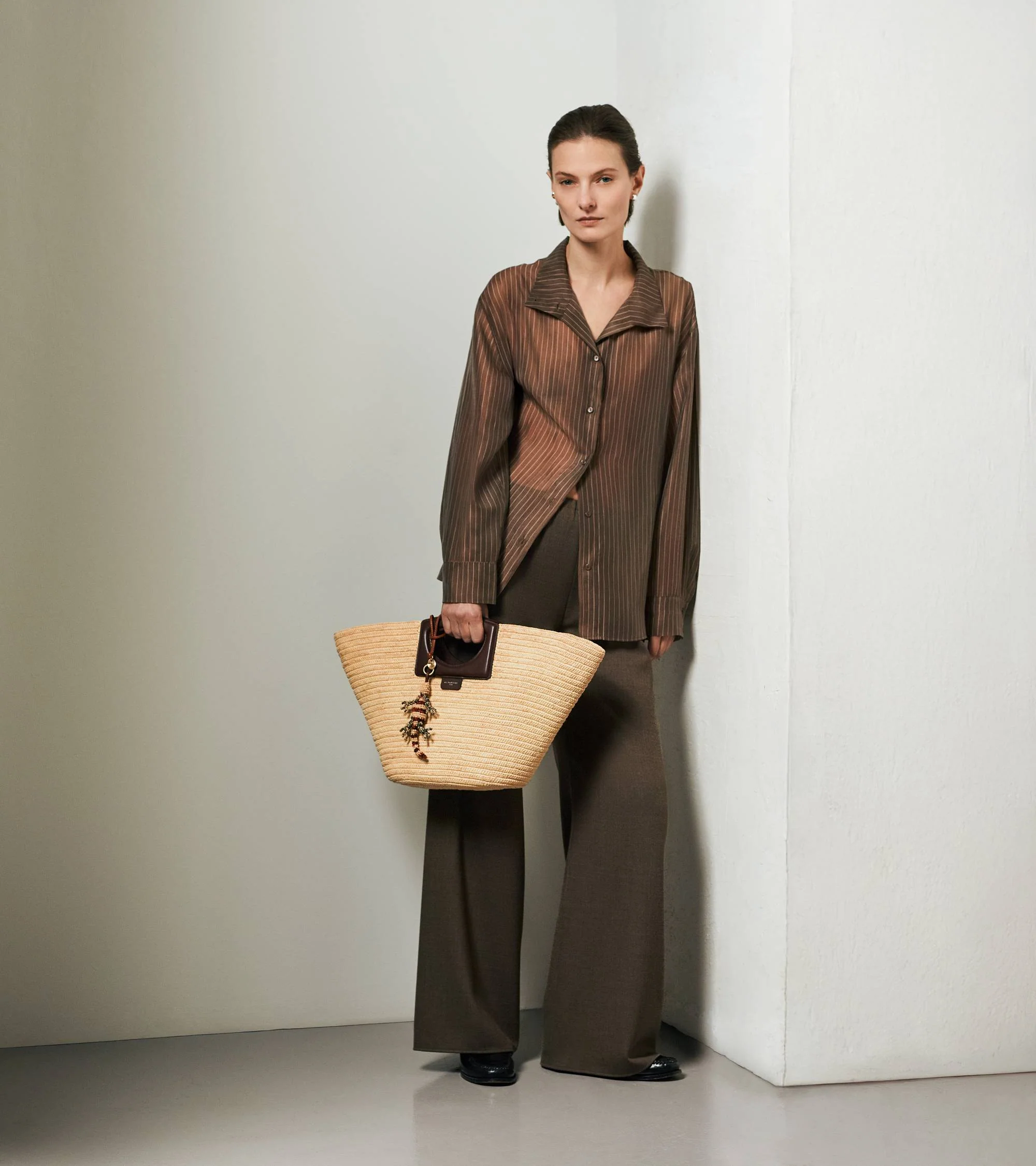 Large tote bag in natural raffia and smooth vegetable leather - Image 6