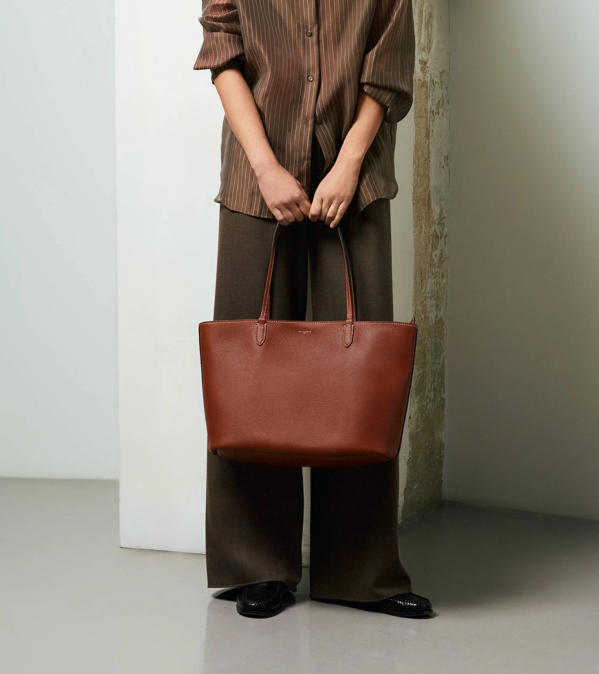 Louise large tote in grained leather - Image 6